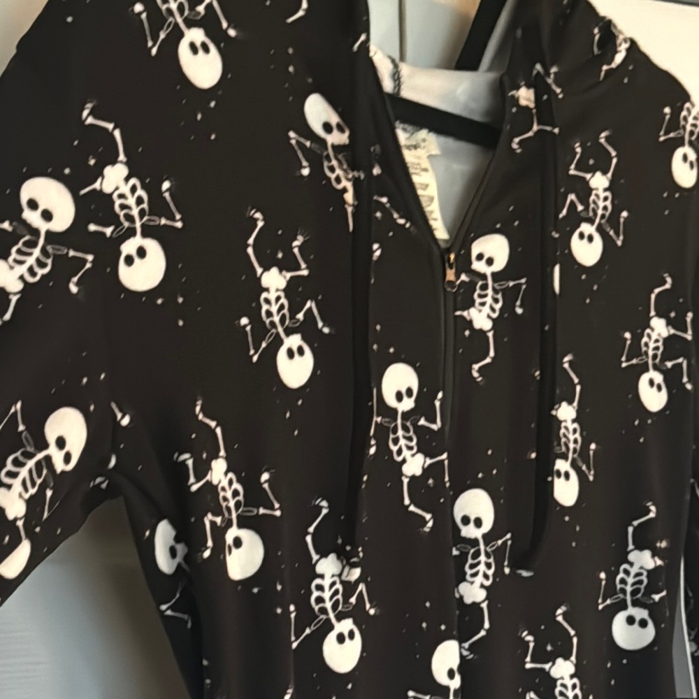 SHOSHO ONSIE LOUNGEWEAR / PAJAMA Black and White Skull Print 1/4 zip - Picture 7 of 11